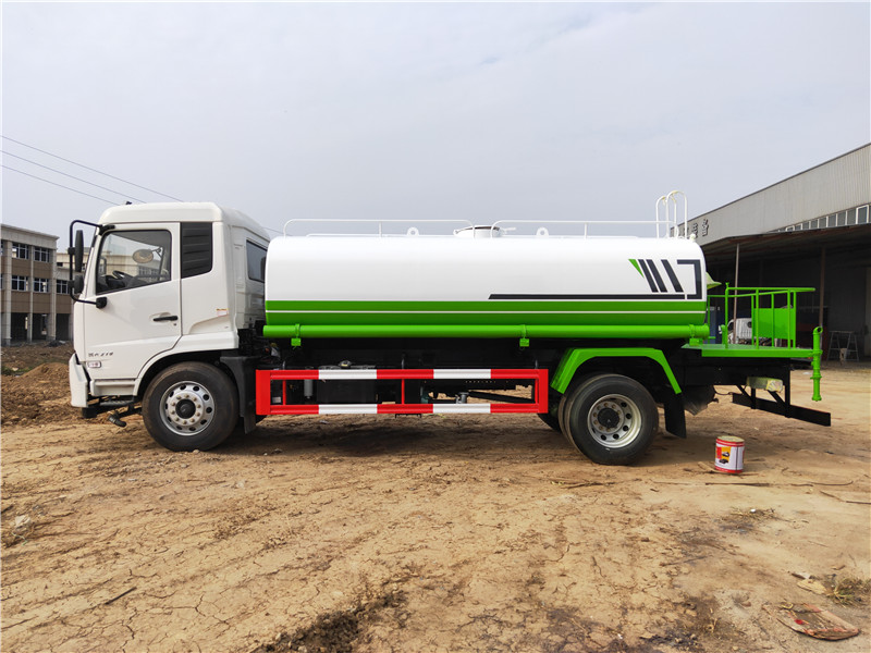 東風(fēng)天錦15方灑水車(chē)